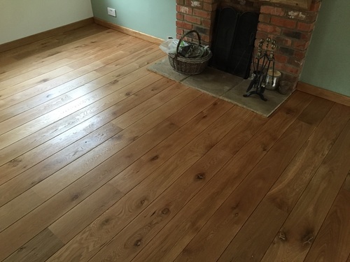 Solid French Oak with micro bevelled edges